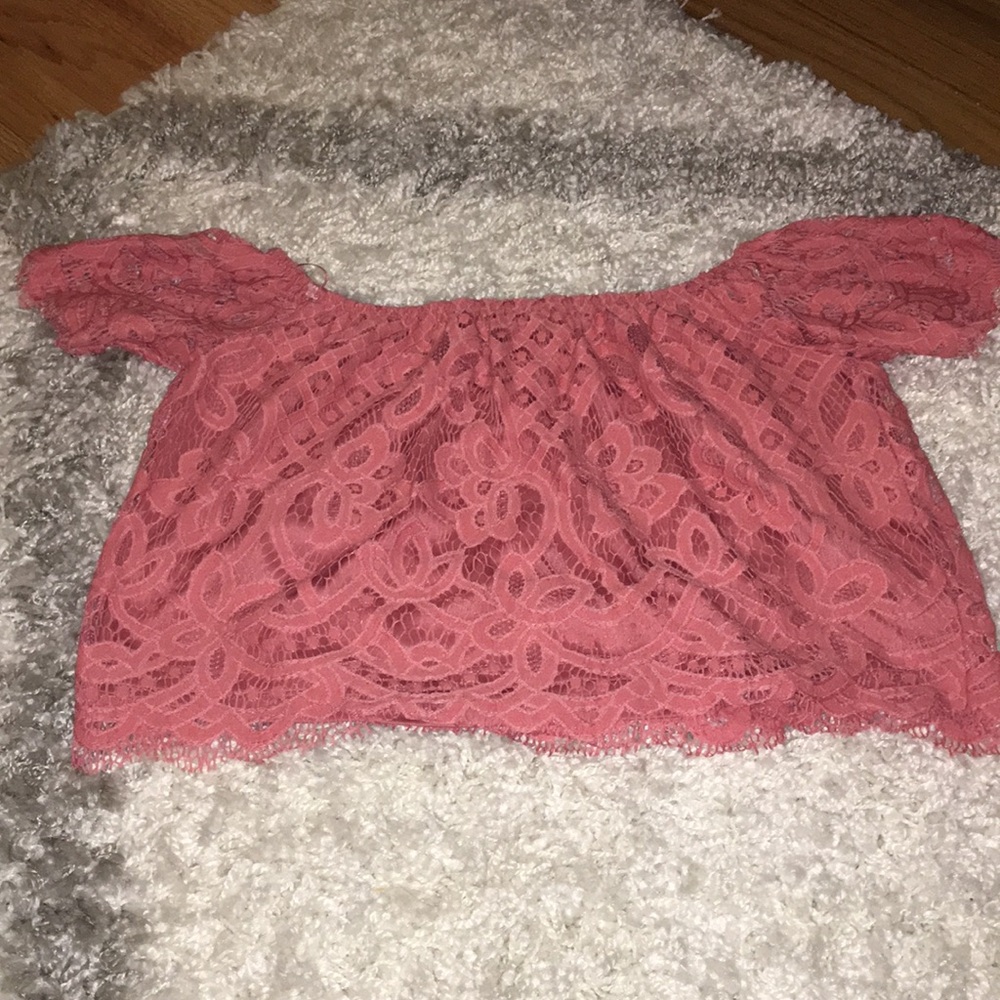 Off the shoulder lace top 🌺